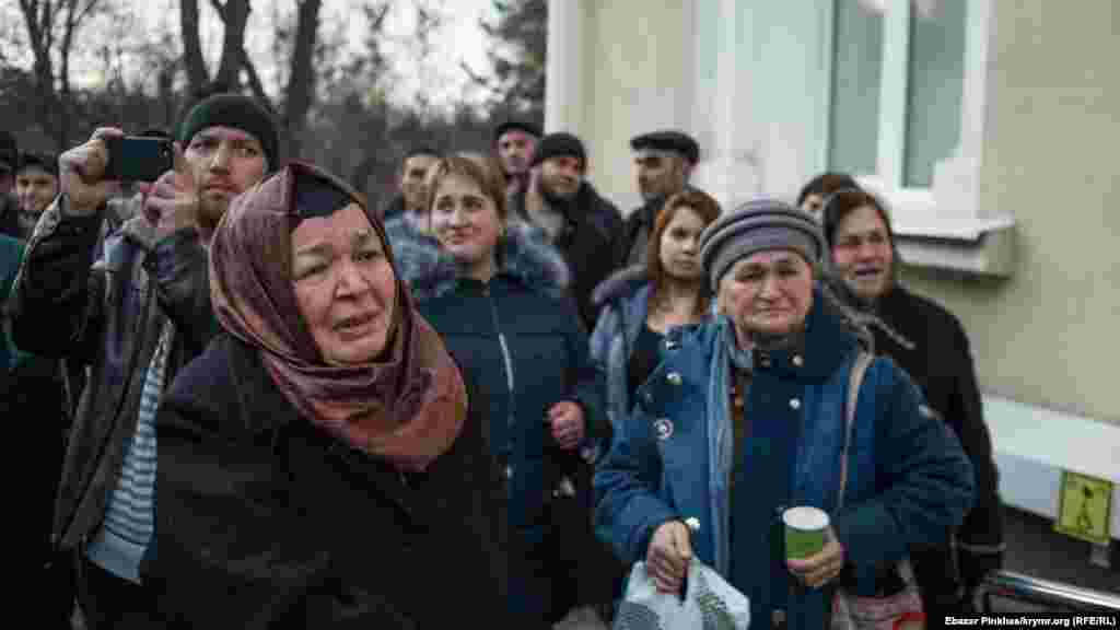 Жена активста крымскотатарского национального движения Энвера Муслядинова Фера в слезах встречает родственников фигурантов «дела Веджие Кашка» после заседания суда