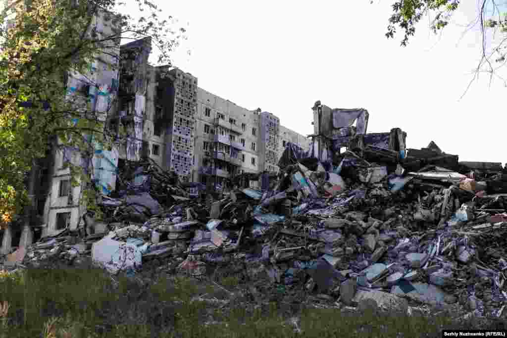 Orașul Vuhledar din regiunea ucraineană Donețk a fost cucerit în octombrie 2024 și din el au rămas doar ruine. Bătălia pentru Vuhledar a durat doi ani. În imagine: blocuri distruse în Vuhledar, în septembrie 2023. 