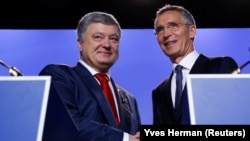 Петр Порошенко выступил с совместным заявлением с генсекретарем НАТО Йенсом Столтенбергом