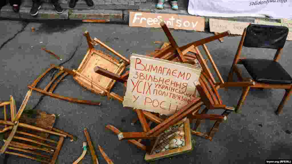 9-й день голодовки. Под Администрацией президента Украины прошла акция «Хватит сидеть!» Ее участники громили деревянные стулья в знак протеста бездействию украинских чиновников