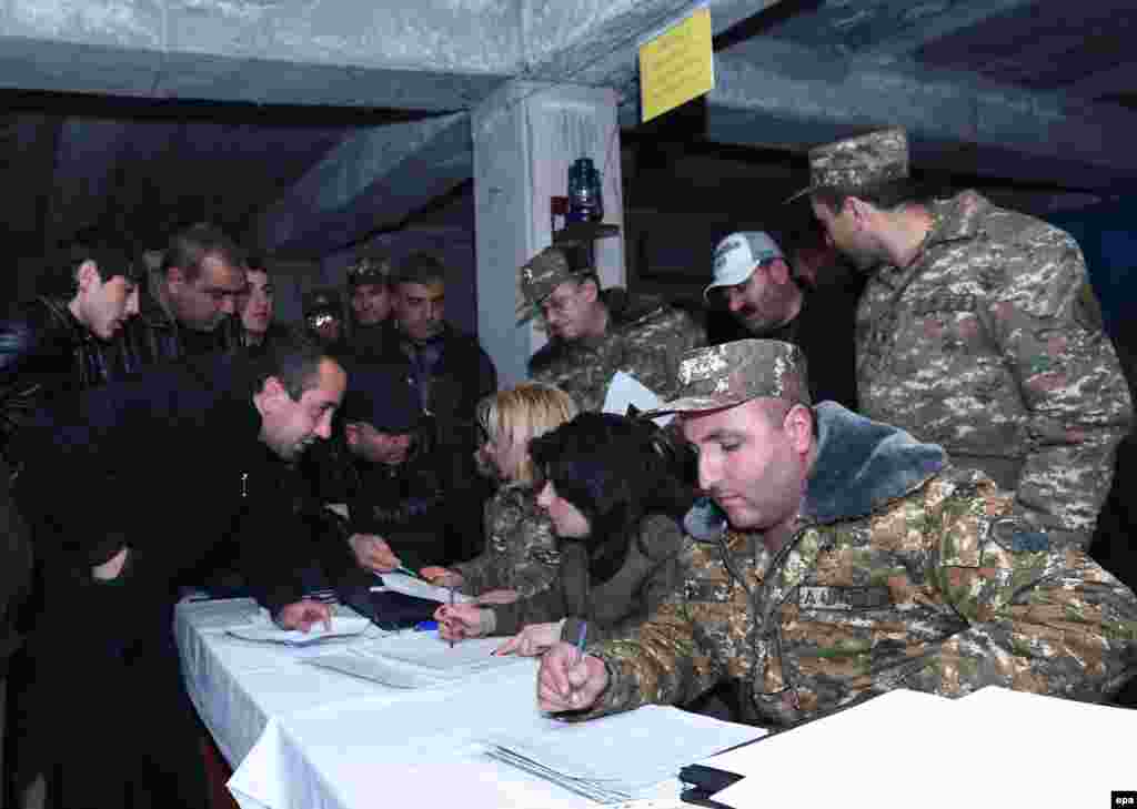 Армянские добровольцы получают военную форму и оружие. Ереван, 2 апреля  