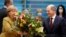Букет от преемника: Ангела Меркель и Олаф Шольц
