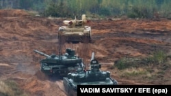 Российская бронетехника во время учений на полигоне