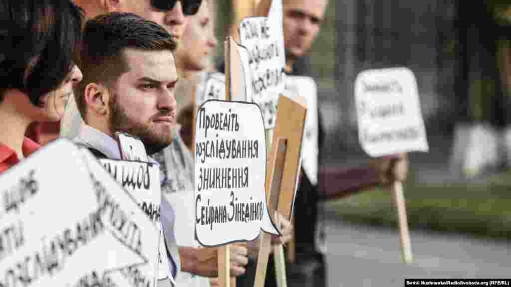 Рядом – десятки активистов с «табличками-мыслями». На каждой из них призыв провести справедливое расследование об исчезновениях крымчан