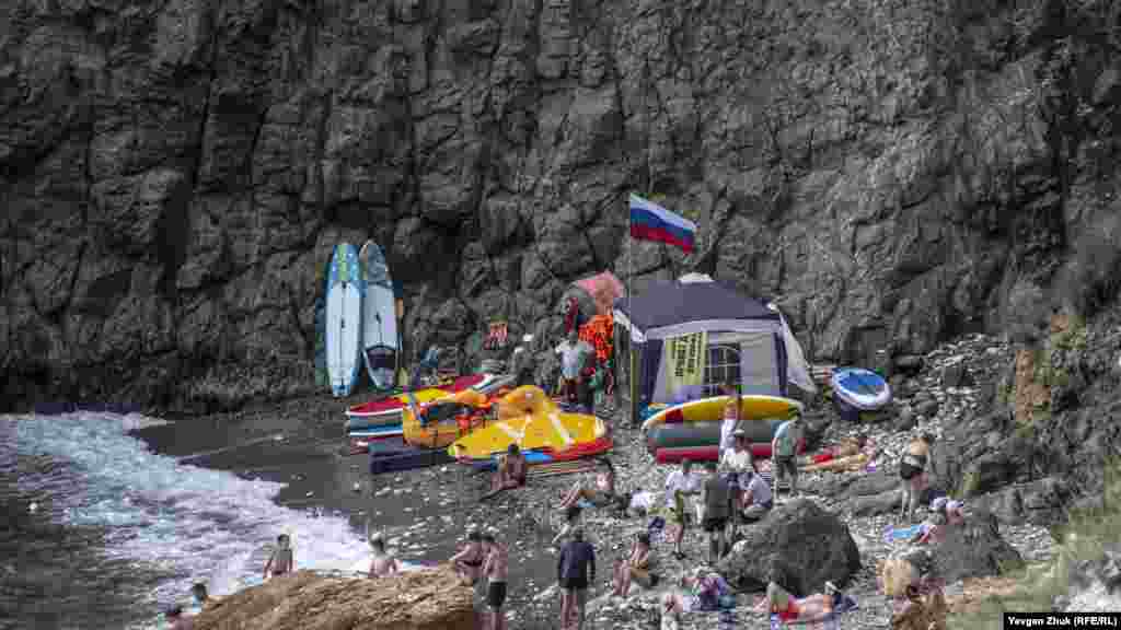 Прокатчики установили свою палатку под почти отвесной скалой у мыса Лермонтова, что опасно. На пляже Васили под Балаклавой 15 июля произошел обвал части скалы. Огромный булыжник рухнул вниз прямо на установленную между скал туристическую палатку, обошлось без жертв 
