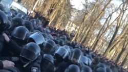 Стычки под Радой в Киеве: слезоточивый газ и снесенные палатки (видео) Стычки под Радой в Киеве: слезоточивый газ и снесенные палатки (видео)