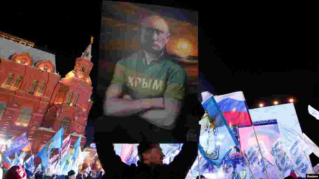 Итогами дня выборов президента России и «годовщины присоединения» Крыма стал массовый митинг-концерт на Манежной площади в Москве, где выступил президент Владимир Путин