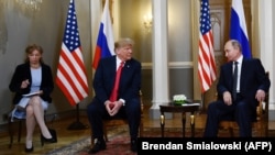 Встреча Дональда Трампа и Владимира Путина в Хельсинки 16 июля 2018 года. Слева переводчица Марина Гросс