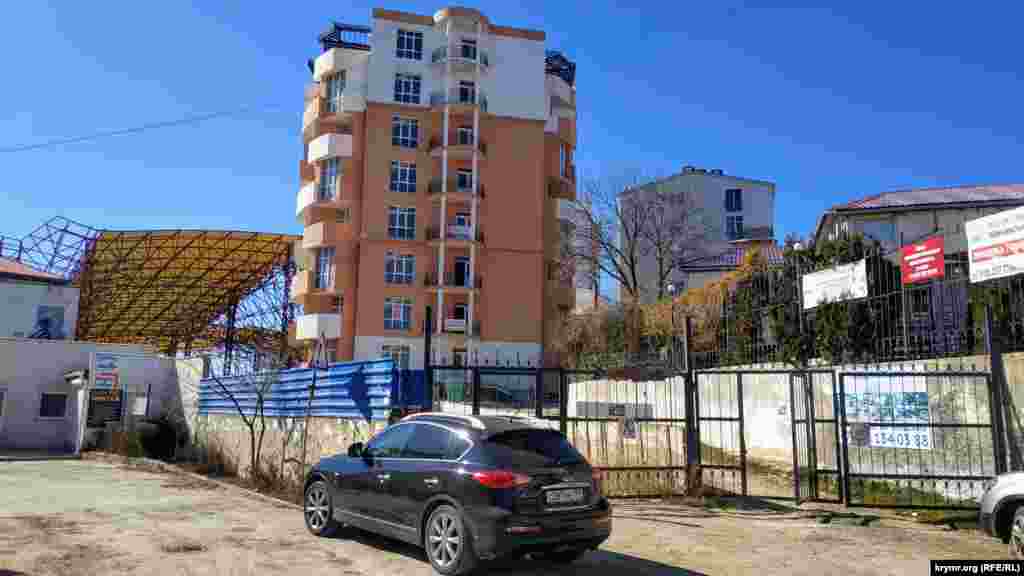 Територія, яка веде від парковки до моря 