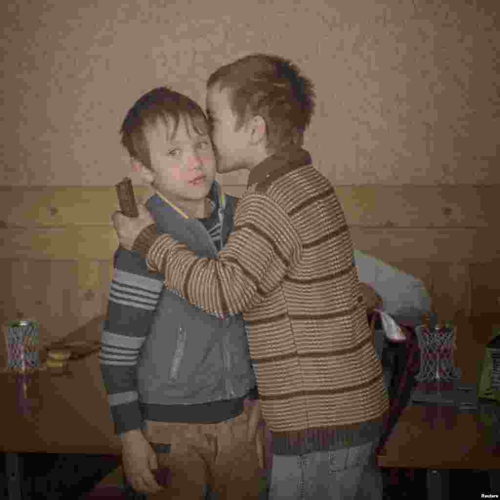 Шведский фотограф Аса Сьострём из агентства Moment заняла второе место в категории "Повседневная жизнь. Одиночные снимки". На ее фото - братья-близнецы Игорь и Артур из Молдавии собираются угостить своих одноклассников шоколадками в свой девятый день рождения.   