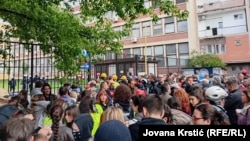 I u ponedeljak, 19. maja, ispred suda su se okupili građani. Blokada je počela 15. maja, nakon odluke o produženju pritvora.