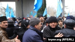 Ахтем Чийгоз сдерживает натиск людей на митинге в Симферополе 26 февраля 2014 года