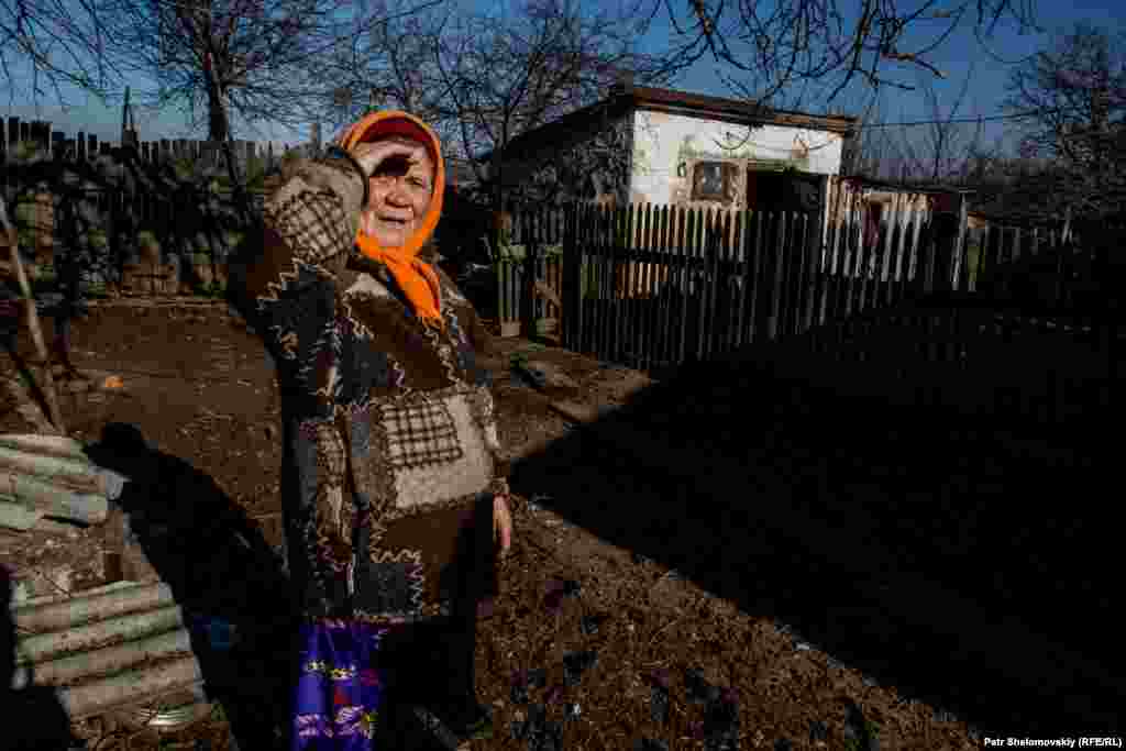 75-летняя Мария Андреевна живет в деревне Зайцево, где проходит линия разграничения между силами пророссийских сепаратистов и украинскими военными. 