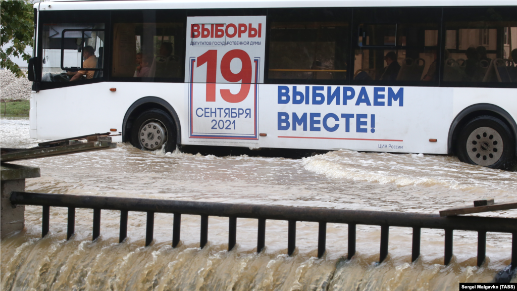 «Уровень воды в реке Мелек-Чесмене снижается, подтоплений жилого сектора нет. На данный момент остается частично подтопленной дорога по ул. Самойленко, в связи с чем изменено движение общественного транспорта по маршрутам, проходящим по данной улице», – сказано в сообщении российской администрации Керчи Ознакомиться с новой схемой движения автобусов в Керчи можно здесь