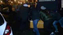 Жители Тёплого Стана возводят баррикады Жители Тёплого Стана возводят баррикады