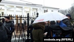 Журналисты в Минске ожидают объявления результатов встречи по Украине, 31 января 2015 г.