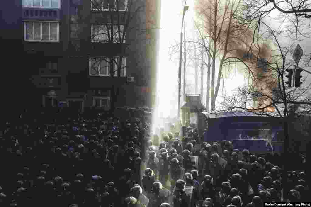 "Беркут" идет штурмом на Майдан после столкновений на Шелковичной. 