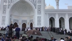 В Шали открыли мечеть. Ее хотели назвать в честь Кадырова, но передумали В Шали открыли мечеть. Ее хотели назвать в честь Кадырова, но передумали
