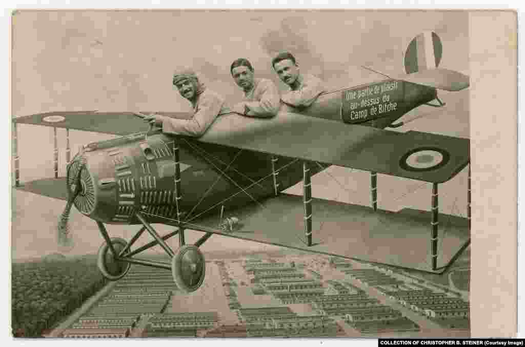 От многих западноевропейских фотографий веет комичностью: на этой «авиаторы» откровенно развлекаются. Надпись на «самолете» – «Забавный момент над Кам-де-Бич» (военный лагерь на востоке Франции)
