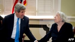 Госсекретарь США Джон Керри и руководитель МХГ Людмила Алексеева на встрече в резиденции американского посла в Москве