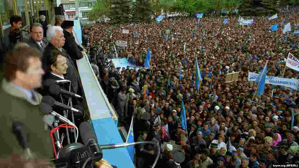 Мустафа Джемілєв на мітингу пам'яті жертв депортації. Крим, 18 травня 1999 року