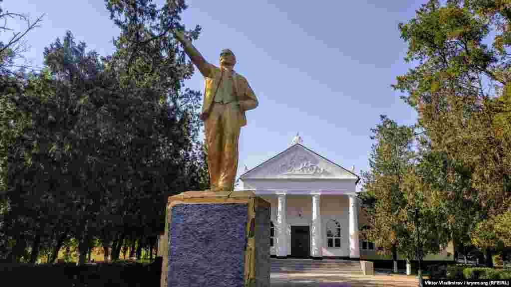 Позолоченный памятник Ленину в крымском селе Завет-Ленинский. В мае 2016 года парламент Украины принял постановление о переименовании села в Кучук-Алкалы в соответствии с законами о декоммунизации