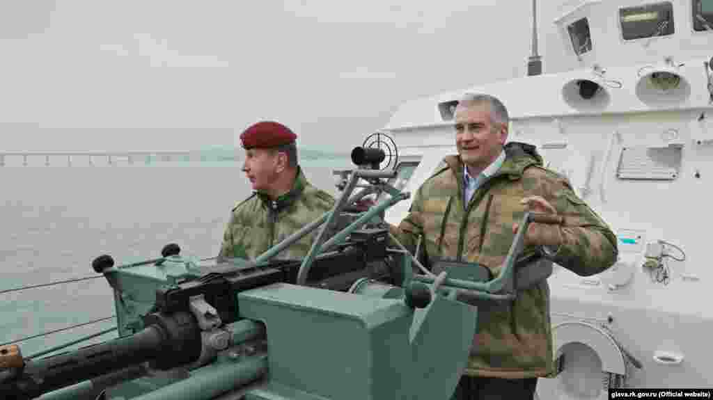 Российский глава Крыма Сергей Аксенов вместе с руководителем Росгвардии Виктором Золотовым проехали вдоль Керченского моста на катере «Грачонок». Судно предназначено керченской бригаде Росгвардии – ее сформировали для «охраны Керченского пролива»
