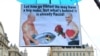 Плакат с изображением Владимира Путина и Виктора Орбана во время акции солидарности с Украиной в Будапеште, 2 апреля 2022 года. Надпись гласит: "Пошли ты его, Виктор! У него, может, и большая бомба, но всё, что за ней, уже вяленькое!"