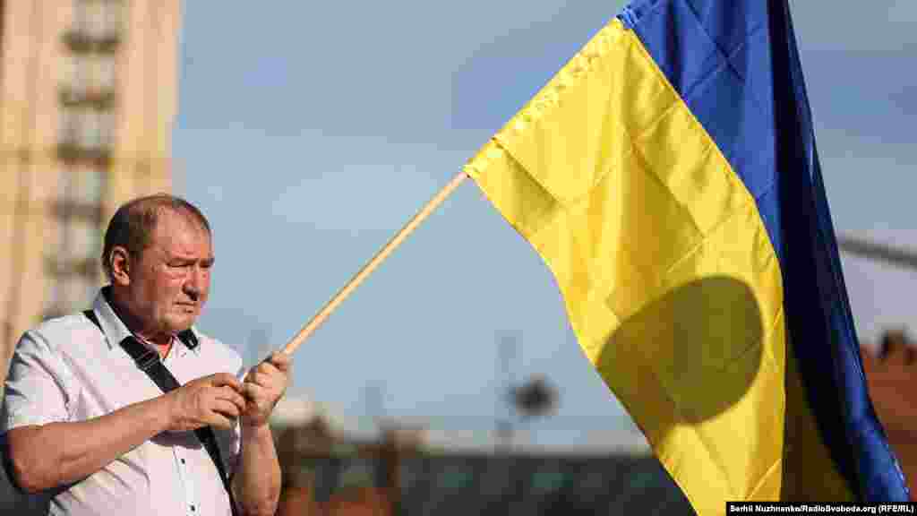 Заместитель председателя Меджлиса крымскотатарского народа Ильми Умеров с украинским флагом на Майдане