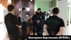 Слушатели судебного заседания в Иркутске вызвали в зал наряд полиции