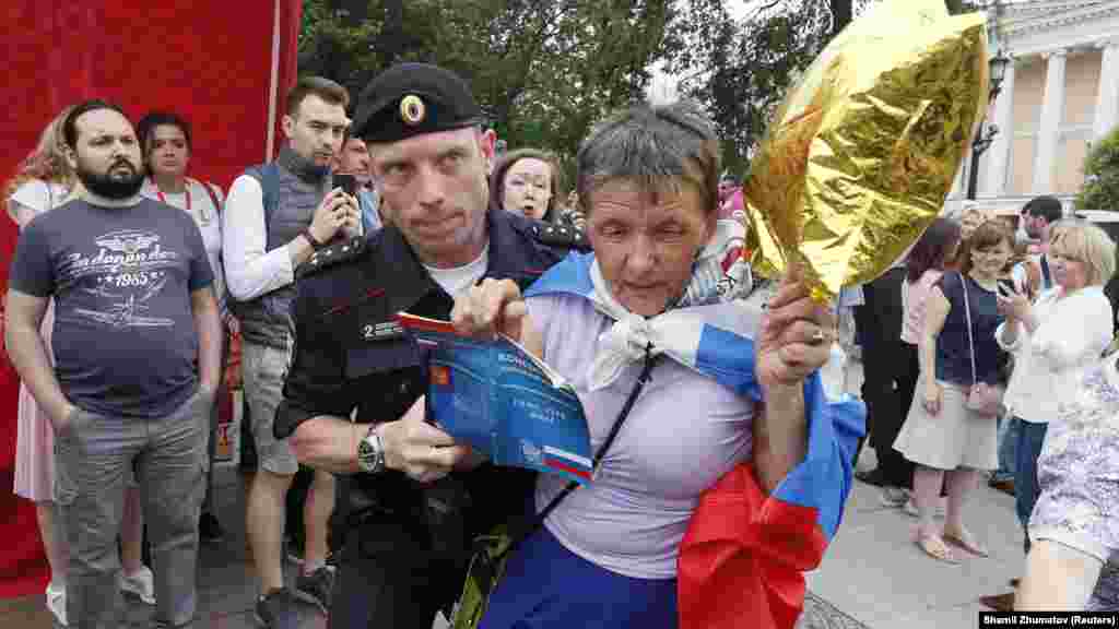 Корреспонденты слышали по рации силовиков распоряжения: «не задерживать женщин», за исключением случаев, «когда они явно нарушают»