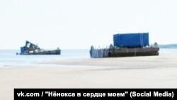 Плавучие платформы близ Нёноксы, одна из которых была повреждена взрывом 8 августа.