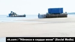 Плавучие платформы, одна из которых была повреждена взрывом 8 августа.