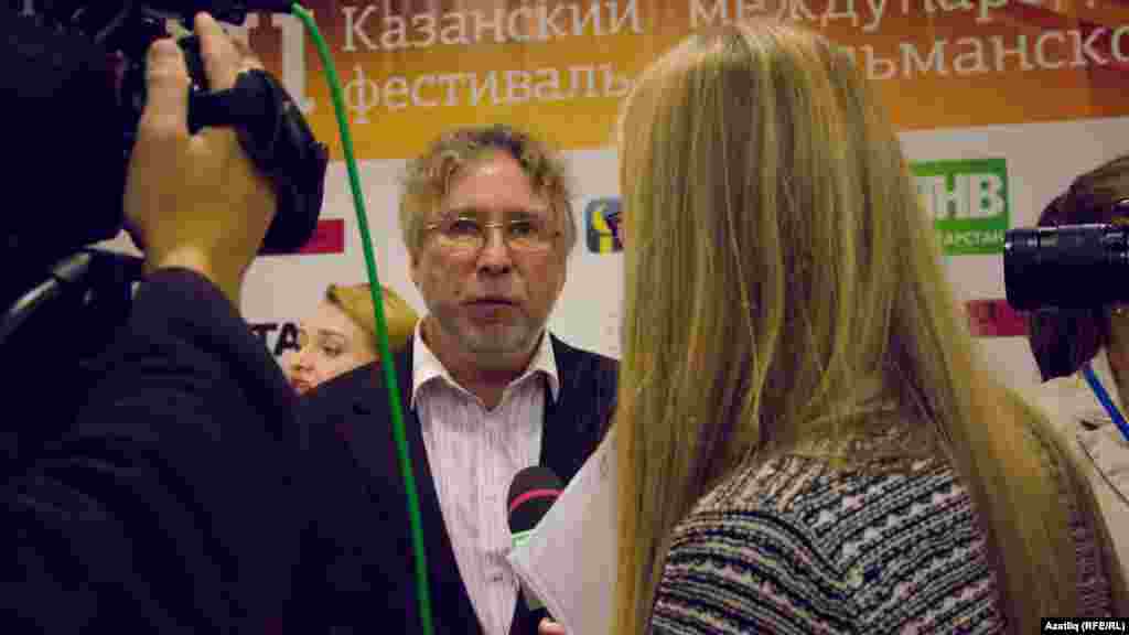 Драматург-режиссер Мансур Гыйләҗев журналистлар белән  