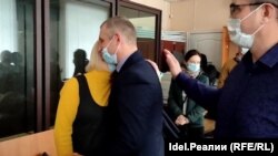 Анатолий Вилиткевич обнимается с супругой после приговора
