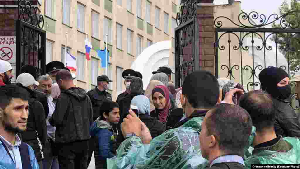 По соседству – в подконтрольном России Крымском гарнизонном военном суде проходит заседание по видеоконференцсвязи с ростовским судом в отношении фигурантов бахчисарайского «дела Хизб ут-Тахрир» (четвертая группа)  