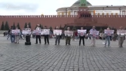 «Наши дети не террористы»: в Москве после пикета задержали активистов из Крыма (видео) «Наши дети не террористы»: в Москве после пикета задержали активистов из Крыма (видео)