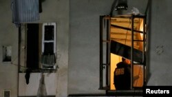 Окна квартиры, в которой укрывались предполагаемые экстремисты
