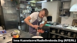 Diplomație în farfurie. Cine este bucătarul care gătește pentru liderii lumii care merg la Kiev Diplomație în farfurie. Cine este bucătarul care gătește pentru liderii lumii care merg la Kiev