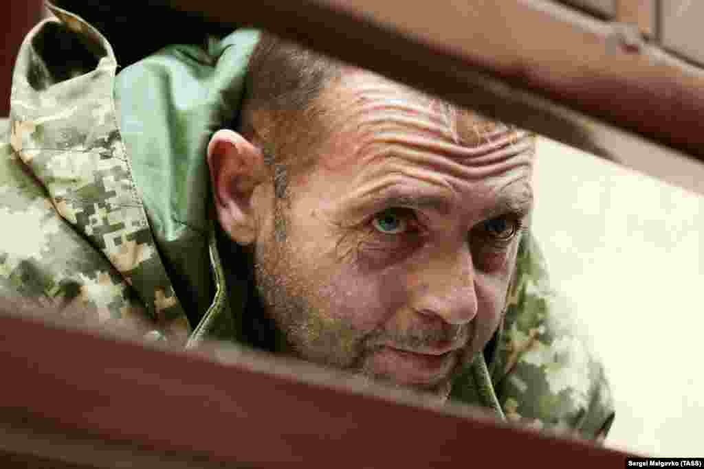 Захваченный ФСБ украинский моряк Юрий Будзыло в Киевском суде Симферополя. Согласно решениям российских судов, они пробудут под арестом до 25 января 2019 года. Защищать украинских военных будут 32 российских адвоката