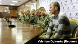 Десантники России, которых задержали в Украине на Донбассе в зоне боевых действий. Киев, 27 августа 2014 года