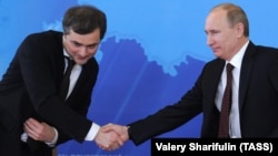 Вице-премьер РФ Владислав Сурков и премьер-министр РФ Владимир Путин в 2012 году на совещании в Кургане