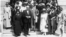 Сенатор Гардинг с делегацией суфражисток на ступенях Капитолия. 1920 год
