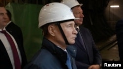 Владимир Путин во время посещения Курска