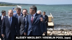 Глава республики Бурятия Алексей Цыденов (справа) на встрече с президентом России (архивное фото)