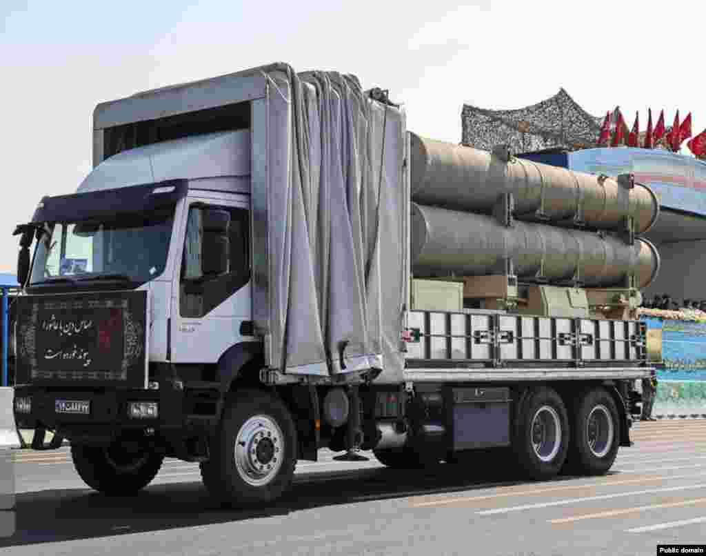 Демонстрация ракетного комплекса Fath-360 в Тегеране в сентябре 2022 года. Ракетные блоки спрятаны внутри грузового прицепа. Сама система внешне похожа на гражданский автомобиль, это усложняет ее обнаружение с воздуха. Ракеты Fath-360 имеют относительно неточный радиус поражения – около 30 метров. Это означает, что они, вероятно, будут использоваться против больших недвижимых целей, таких как здания и объекты инфраструктуры