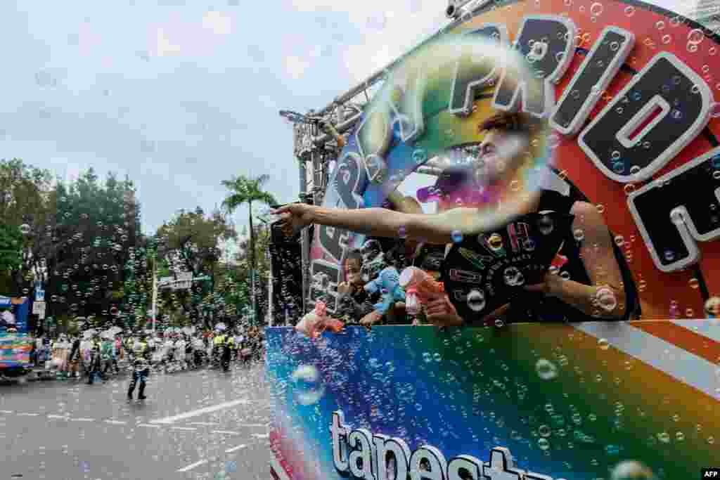 Učesnici na platformi pušu balone tokom Parade ponosa 25. oktobra 2025.Otvorenost Tajvana prema LGBTQ+ pitanjima oštro kontrira Kini, koja polaže pravo na ovu teritoriju uprkos snažnim protivljenjima vlade u Taipeiju.