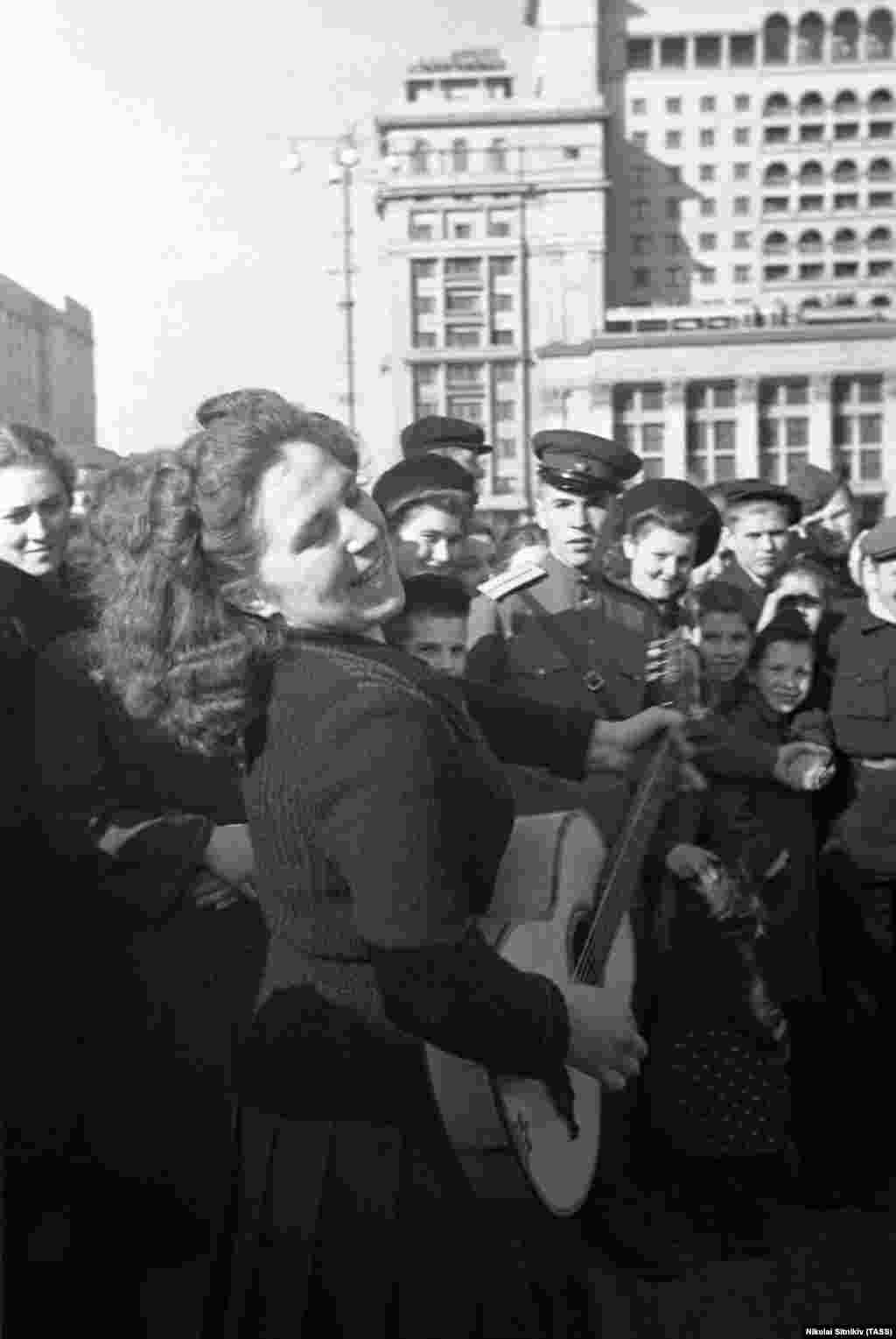 Женщина поет в центре Москвы. Празднования начались на день позже – 9 мая.  