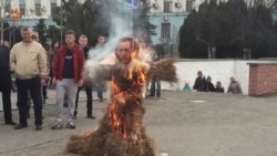 В Симферополе сожгли чучело президента Турции (видео) В Симферополе сожгли чучело президента Турции (видео)