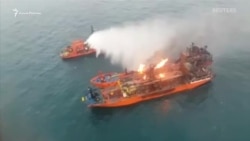 Пожежа в Чорному морі: танкери не можуть загасити вже добу (відео) Пожежа в Чорному морі: танкери не можуть загасити вже добу (відео)